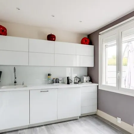 Air-conditioned House In With Swimming Pool And Tennis Court