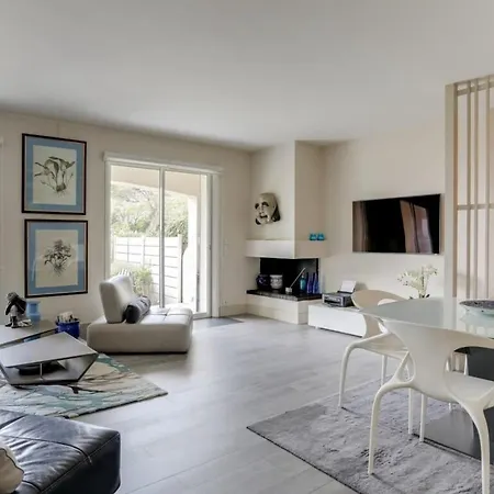Air-conditioned House In With Swimming Pool And Tennis Court * Villeneuve-Loubet