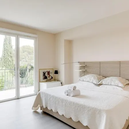 Air-conditioned House In With Swimming Pool And Tennis Court Holiday home
