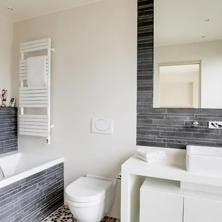 Hébergement de vacances Air-conditioned House In With Swimming Pool And Tennis Court *