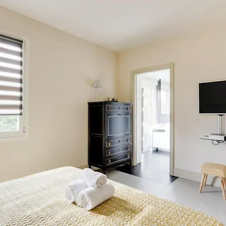 Air-conditioned House In With Swimming Pool And Tennis Court Hébergement de vacances