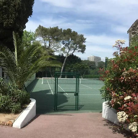 Air-conditioned House In With Swimming Pool And Tennis Court Hébergement de vacances *