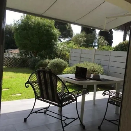 Hébergement de vacances Air-conditioned House In With Swimming Pool And Tennis Court