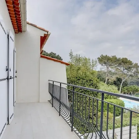 Air-conditioned House In With Swimming Pool And Tennis Court Holiday home *